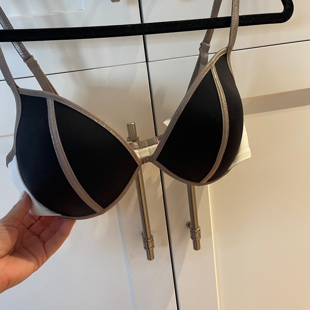 Victoria’s Secret push up bikini top size 34 D. Never worn
